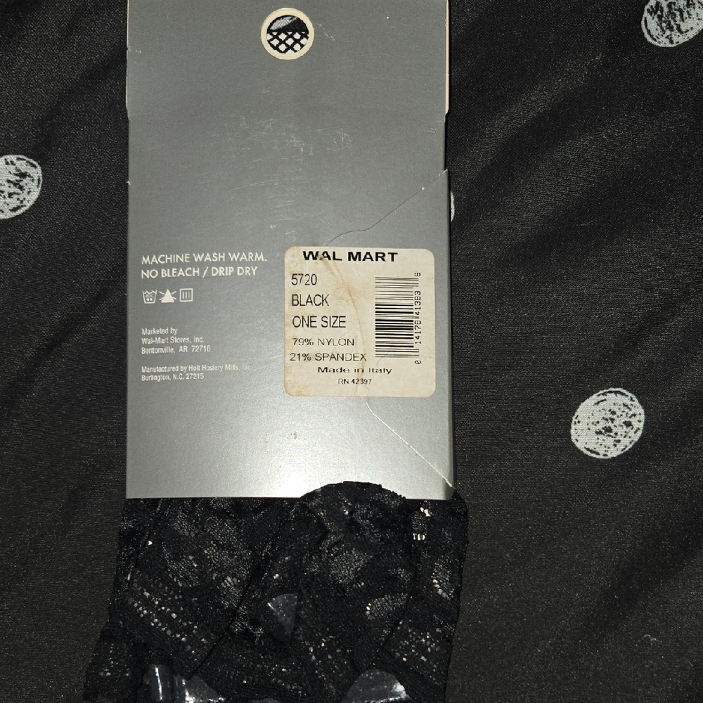 Black Lace Gartbelt with 4 Set Of Pantyhose - Picture 10 of 13